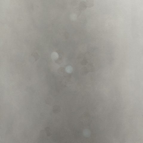 ARTE INFORMALE - immagine di un quadro grigio formato da diversi livelli dello stesso colore con pallini di luce che si sovrappongono